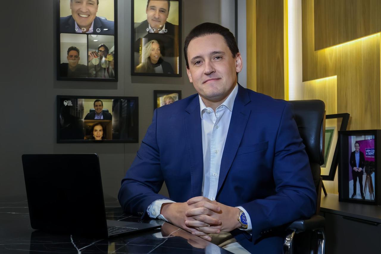 Dr. Ervin Cotrik, médico psiquiatra, em seu consultório na Barra da Tijuca