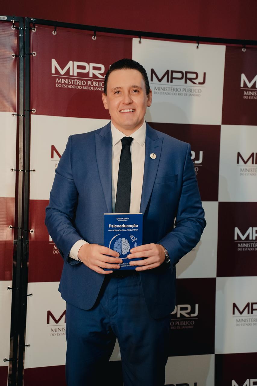 Dr. Ervin Cotrik no lançamento do livro Psicoeducação: Uma Jornada pela Psiquiatria no MPRJ